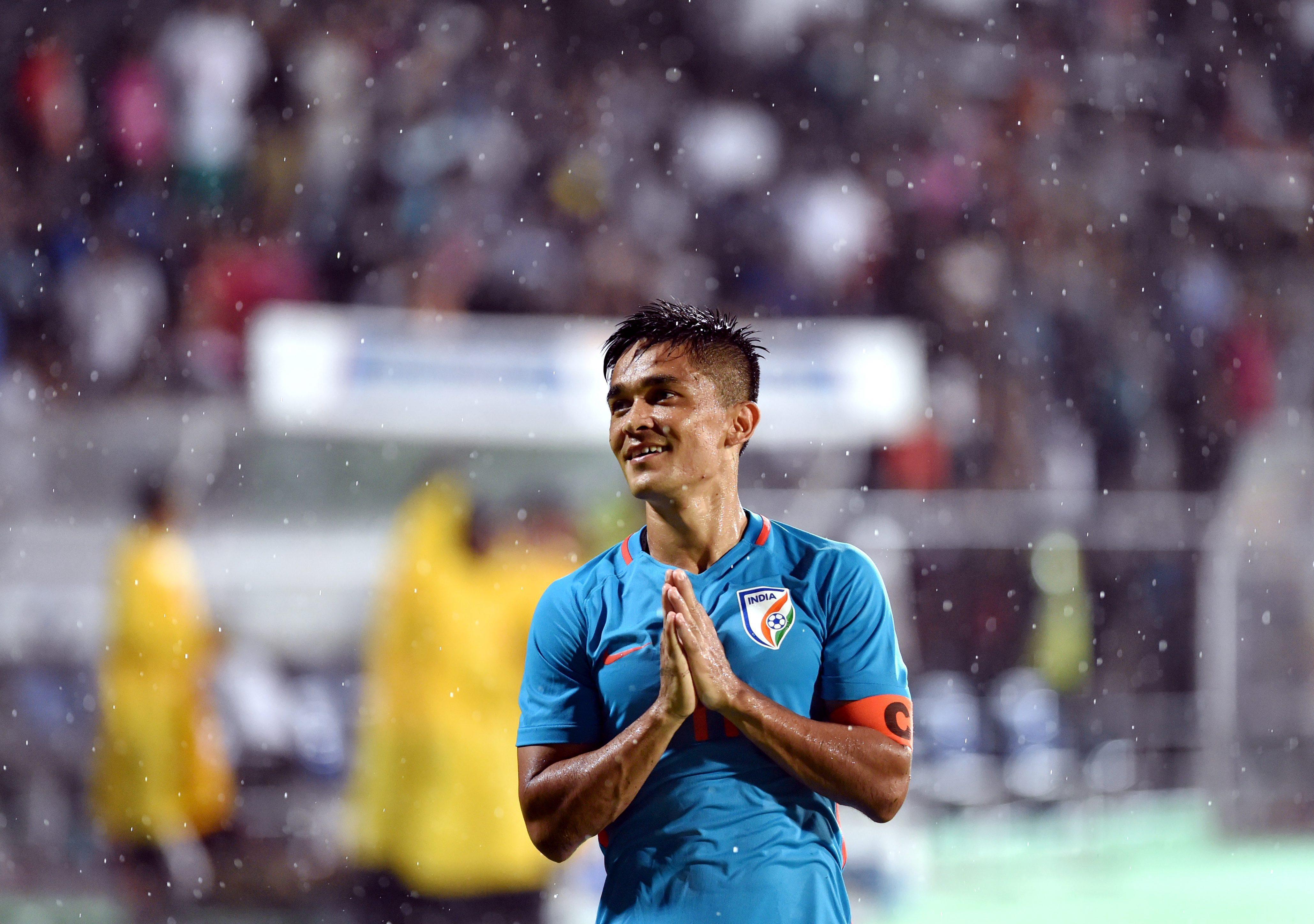 Sunil Chhetri thanking the crowd in a match